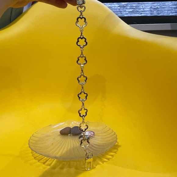 Gold Plated Flower Clutch Chain (10 in) - Picture 4 of 7